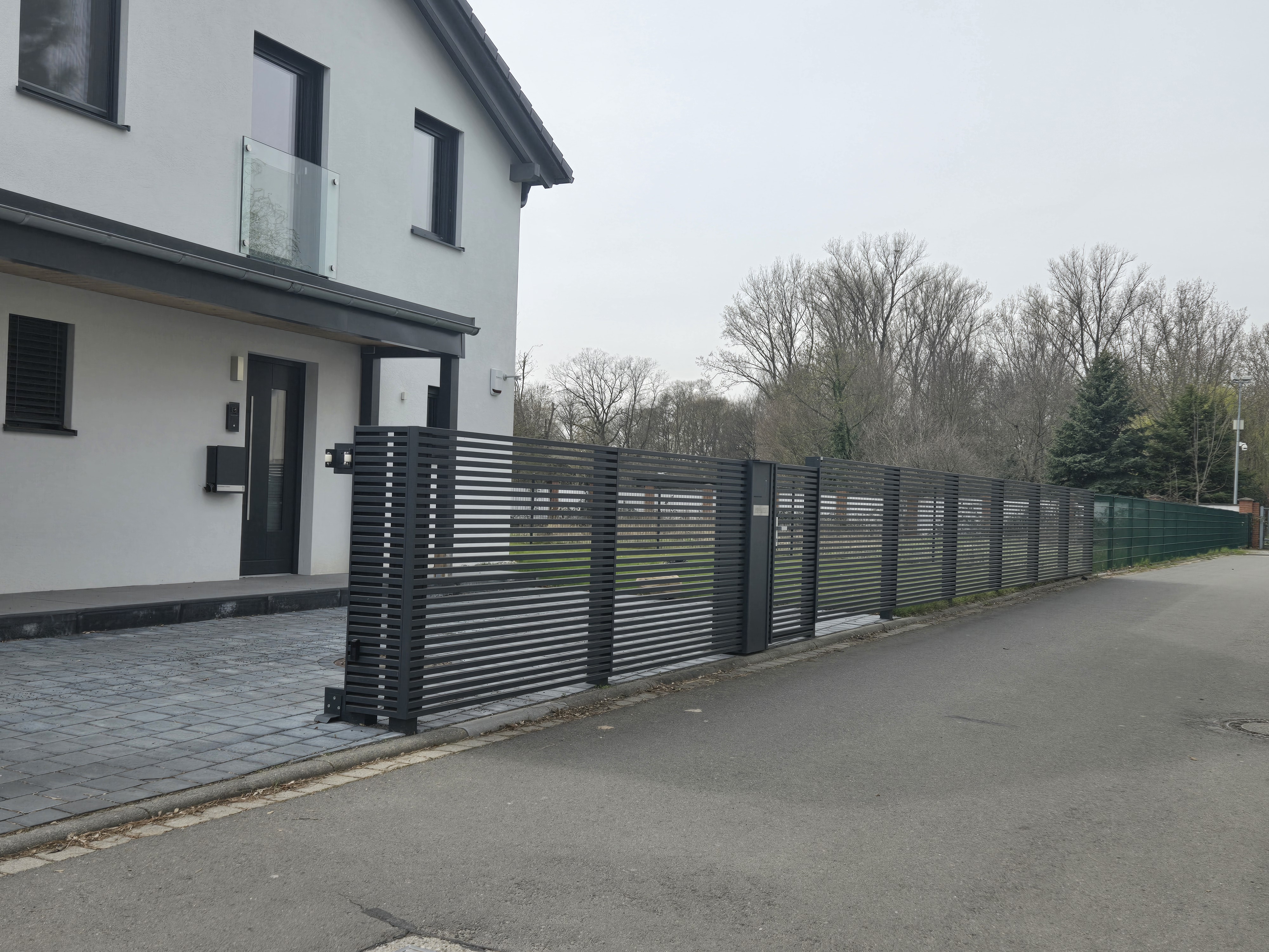 Moderne Zaunanlage 42 – Aluminium & Stahl, Modern – Maßanfertigung nach Maß