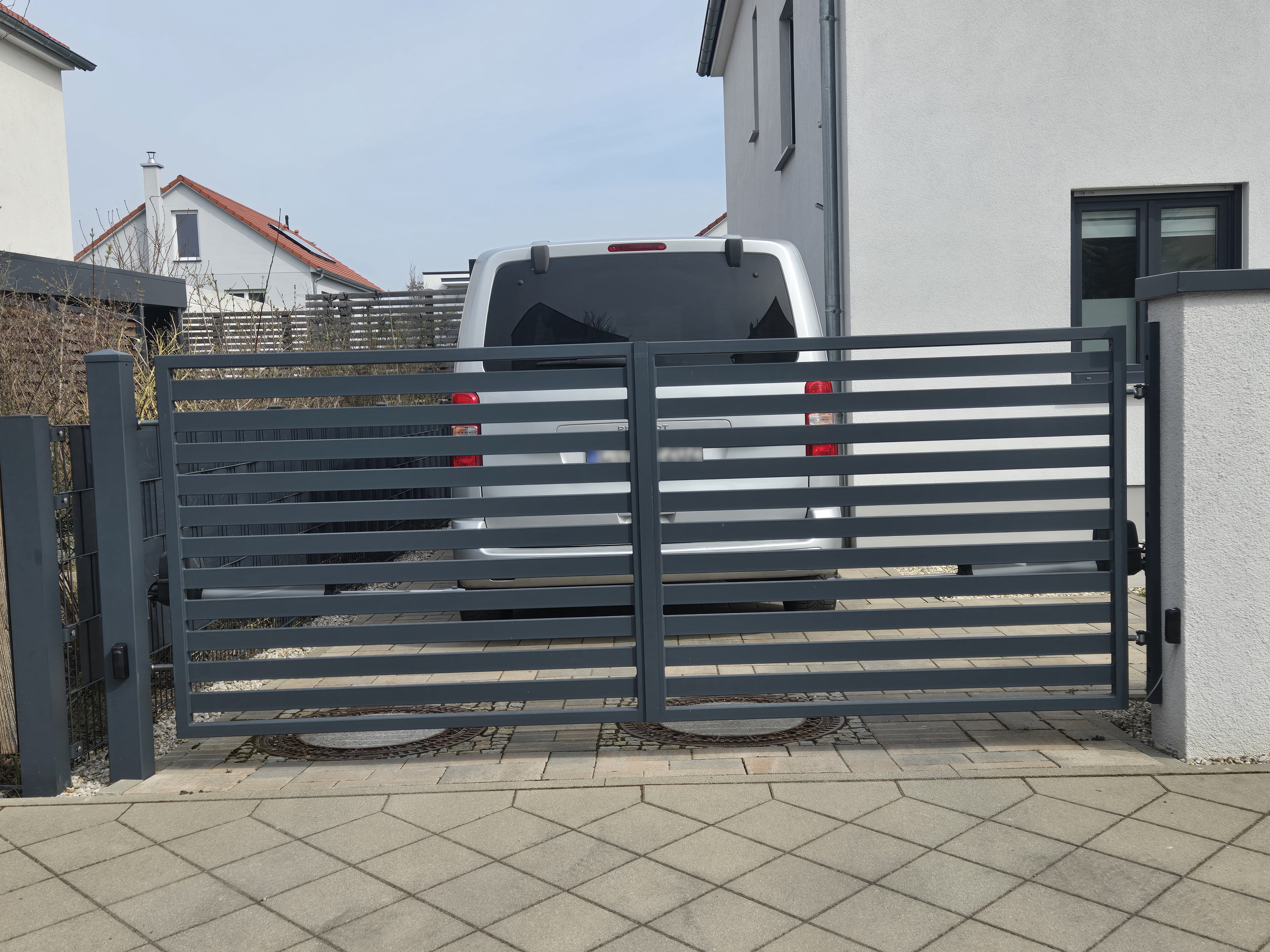 Moderne Zaunanlage 44 – Aluminium & Stahl, Modern – Maßanfertigung nach Maß