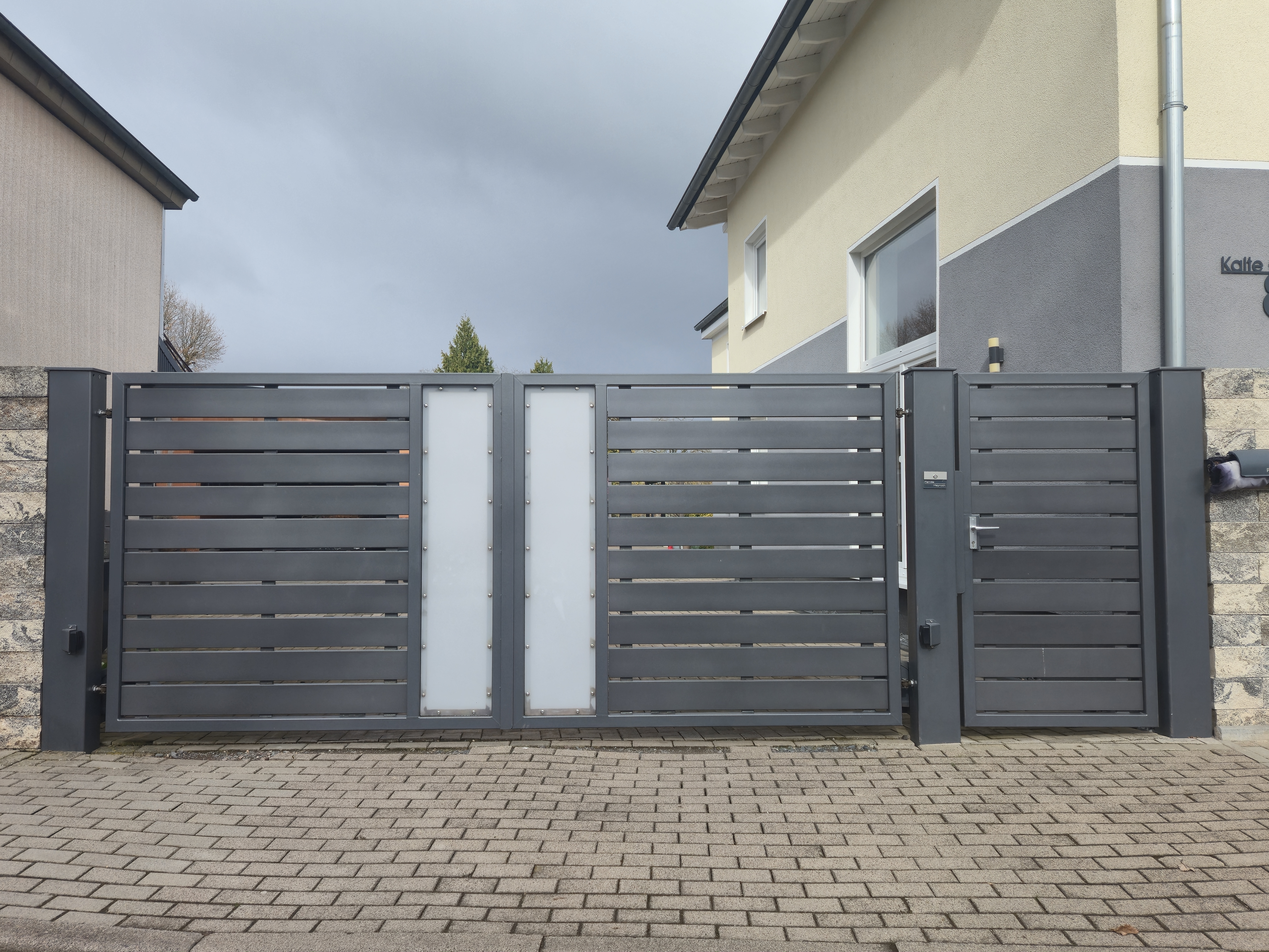 Moderne Zaunanlage 49 – Aluminium & Stahl, Modern – Maßanfertigung nach Maß