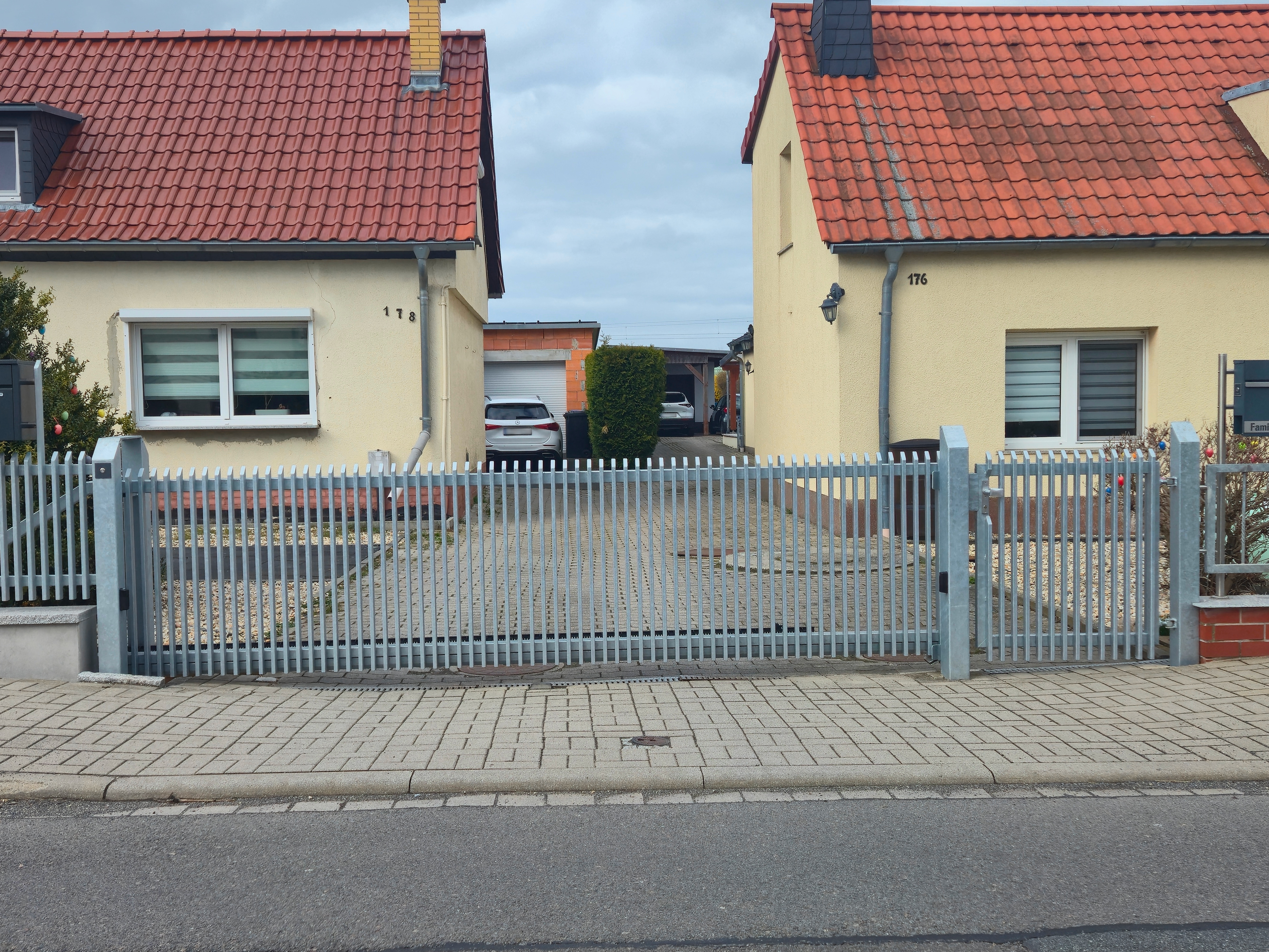 Moderne Zaunanlage 56 – Aluminium & Stahl, Modern – Maßanfertigung nach Maß